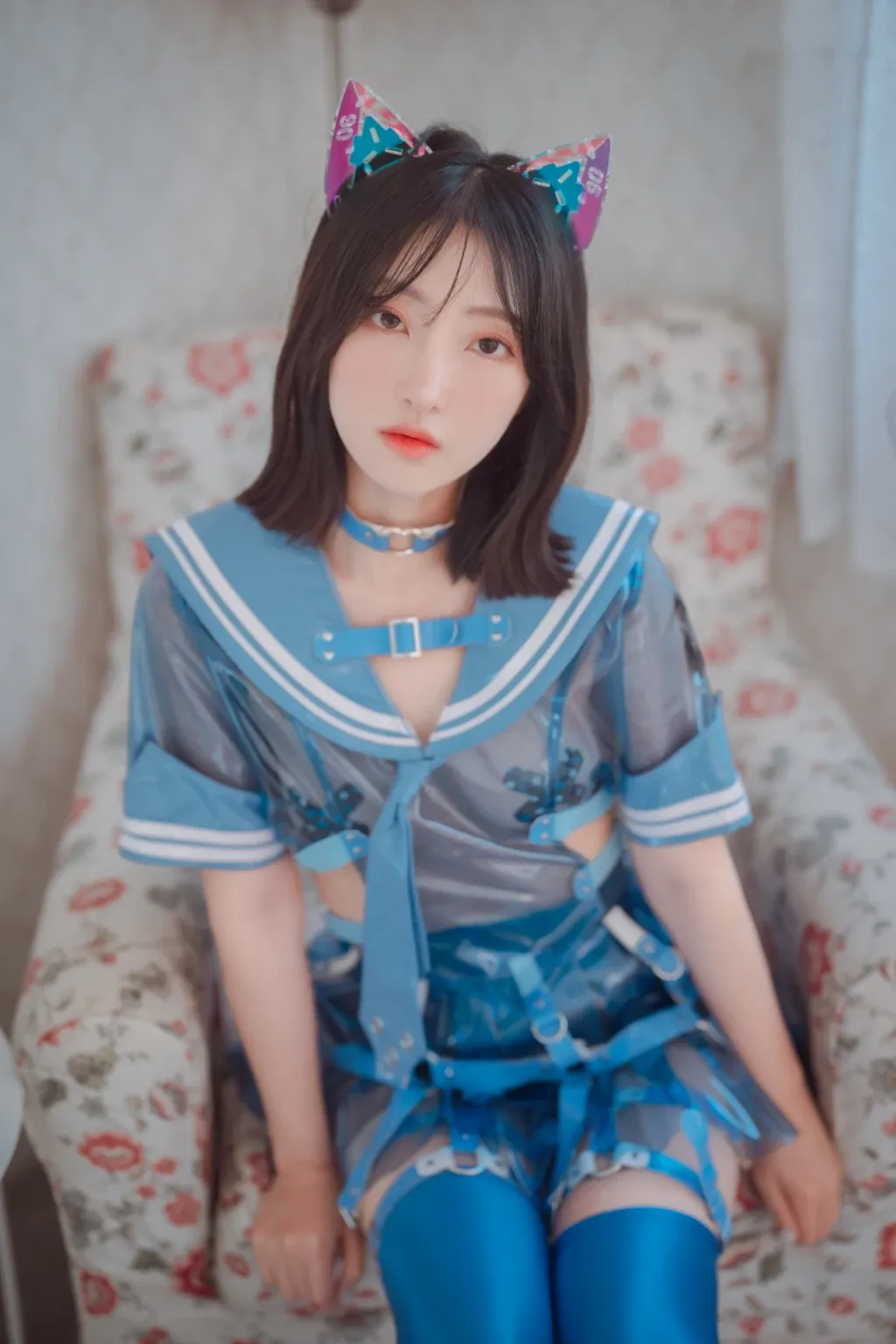 HaNari(하나리) overseas coser HaNari蓝色主题服装照片,室内背景和柔和光线效果