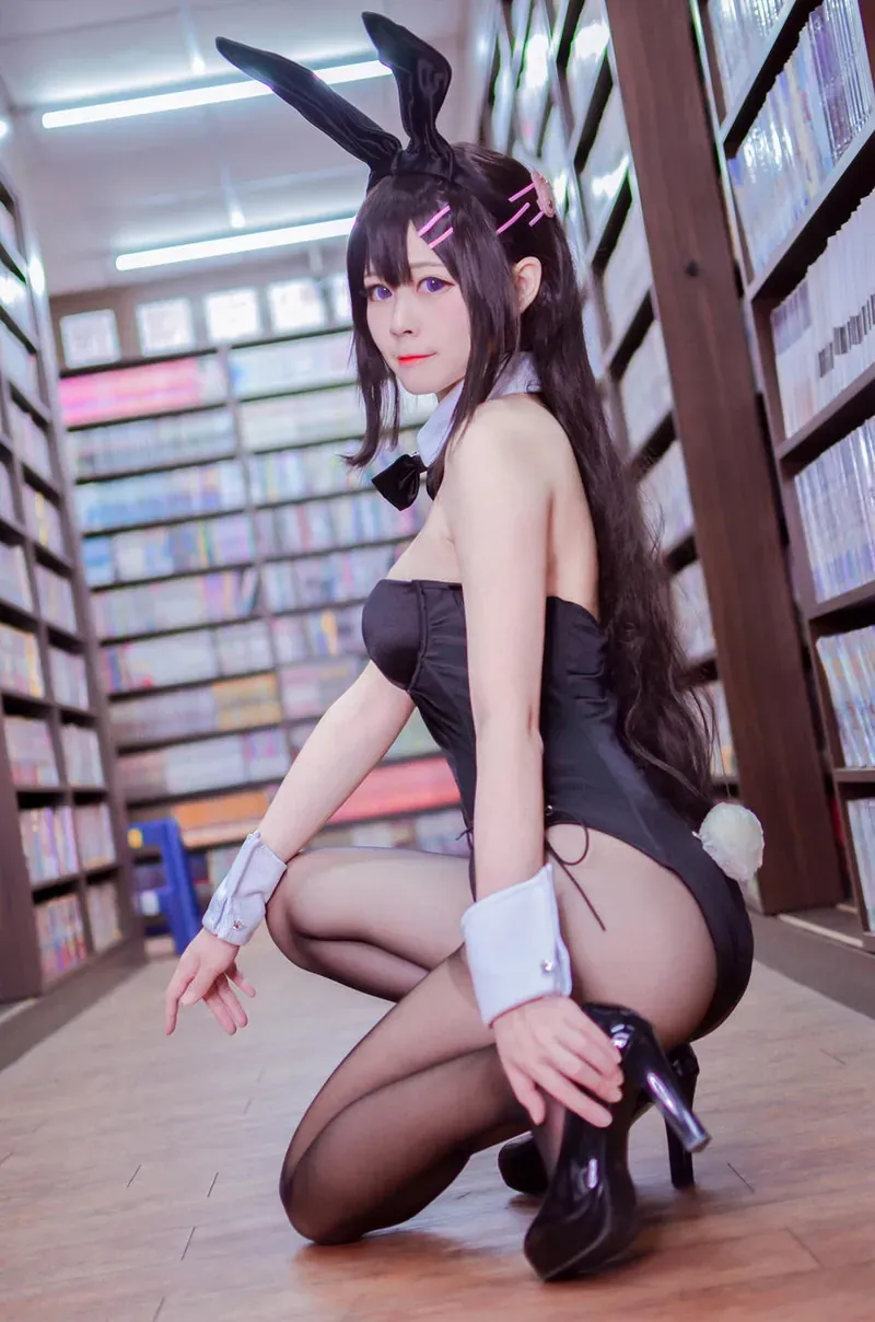 ELaine海外名称与作品 ELaine Cosplay ELaine黑色Cosplay造型照片,长发搭配黑色服装与兔耳元素