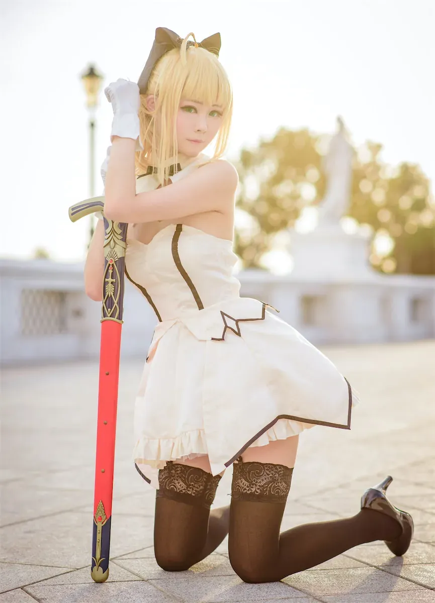 ELaine海外名称与作品 ELaine Cosplay ELaine白色角色服装照片，户外场景中的Cosplay姿态展示