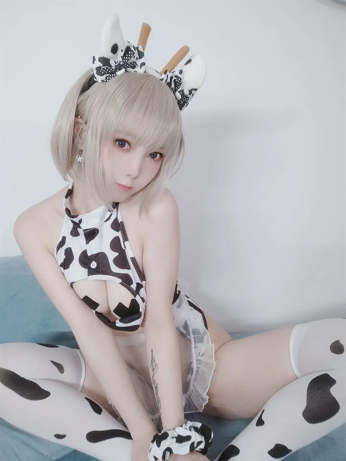 Huayang海外Coser Huayang黑白配色服装与空间背景照片