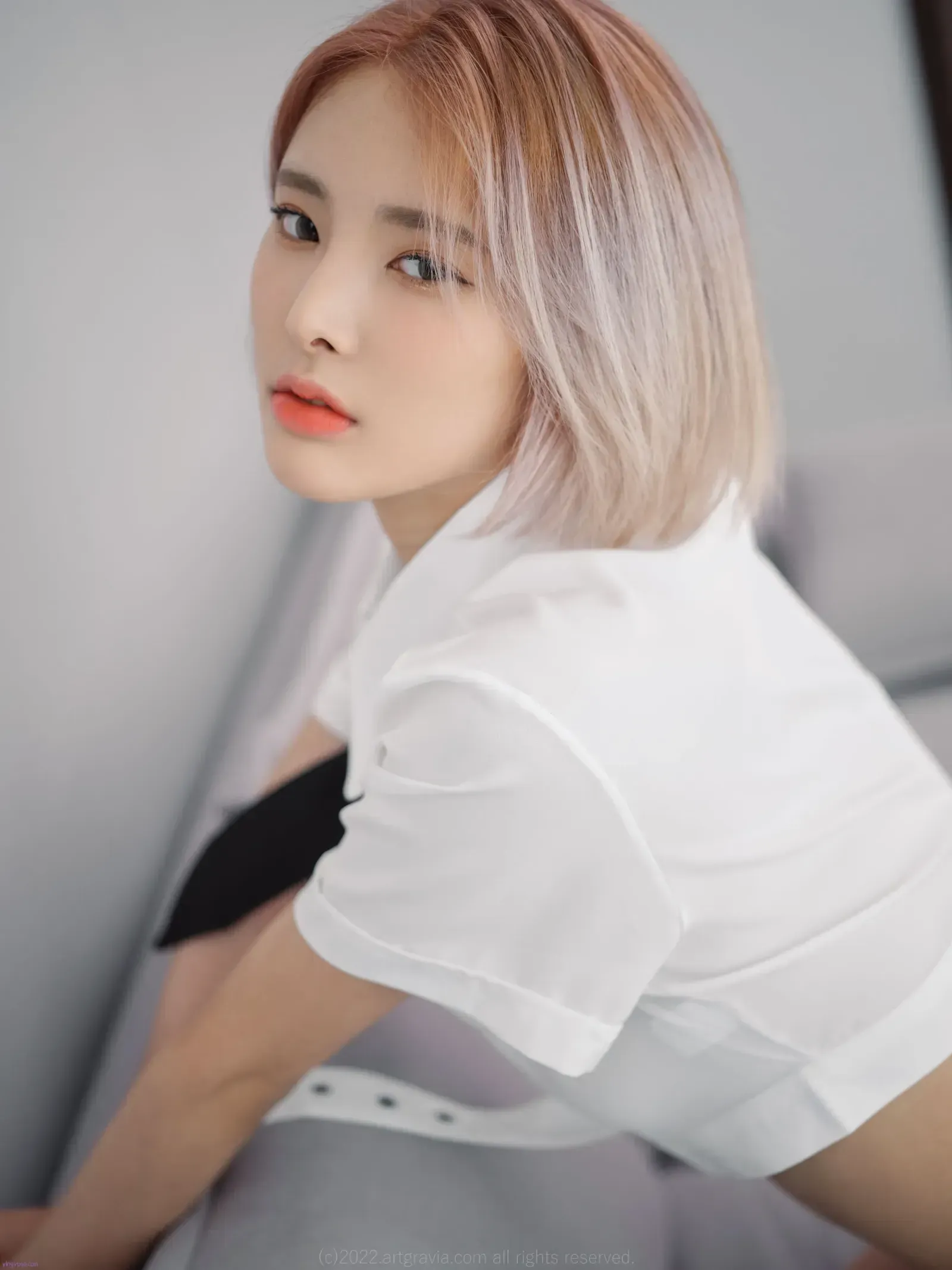 Hyoyeon(김효연)海外Coser Hyoyeon(김효연)浅色短发白色服装近景造型