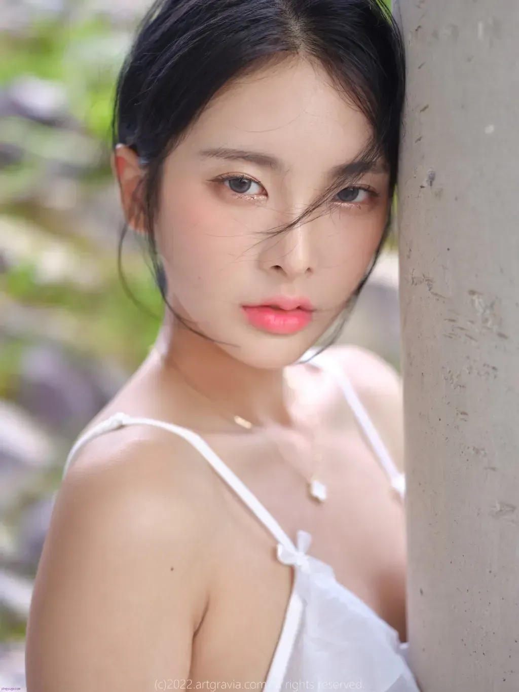 Hyoyeon(김효연)海外Coser Hyoyeon(김효연)黑发自然背景近景照片