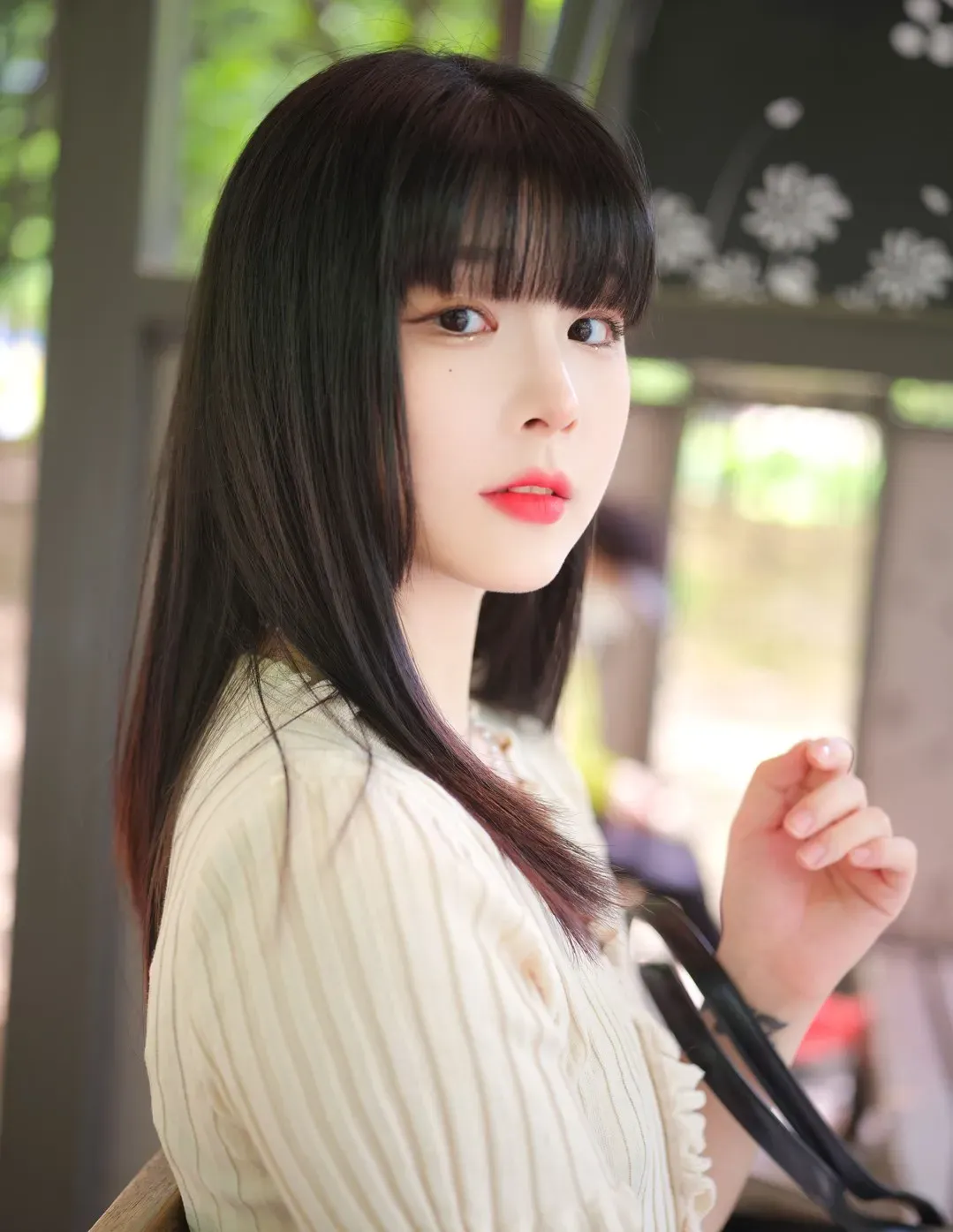JangJoo(Isabella)장주海外Coser JangJoo侧面照片,黑发造型与室内背景结合,人物位于画面中央区域