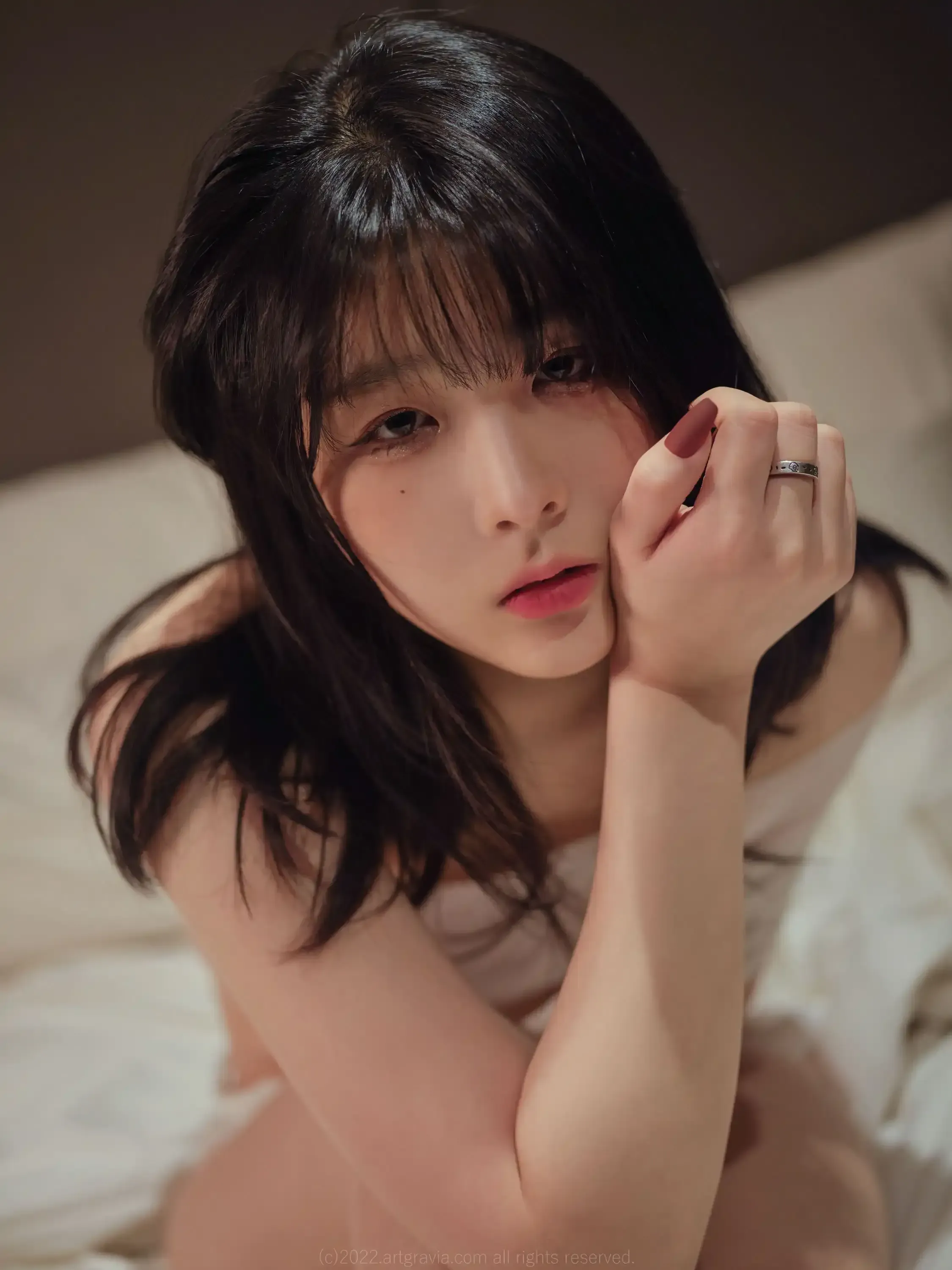 JangJoo(Isabella)장주海外Coser JangJoo近景照片，黑发与柔和光线结合，呈现室内视觉风格