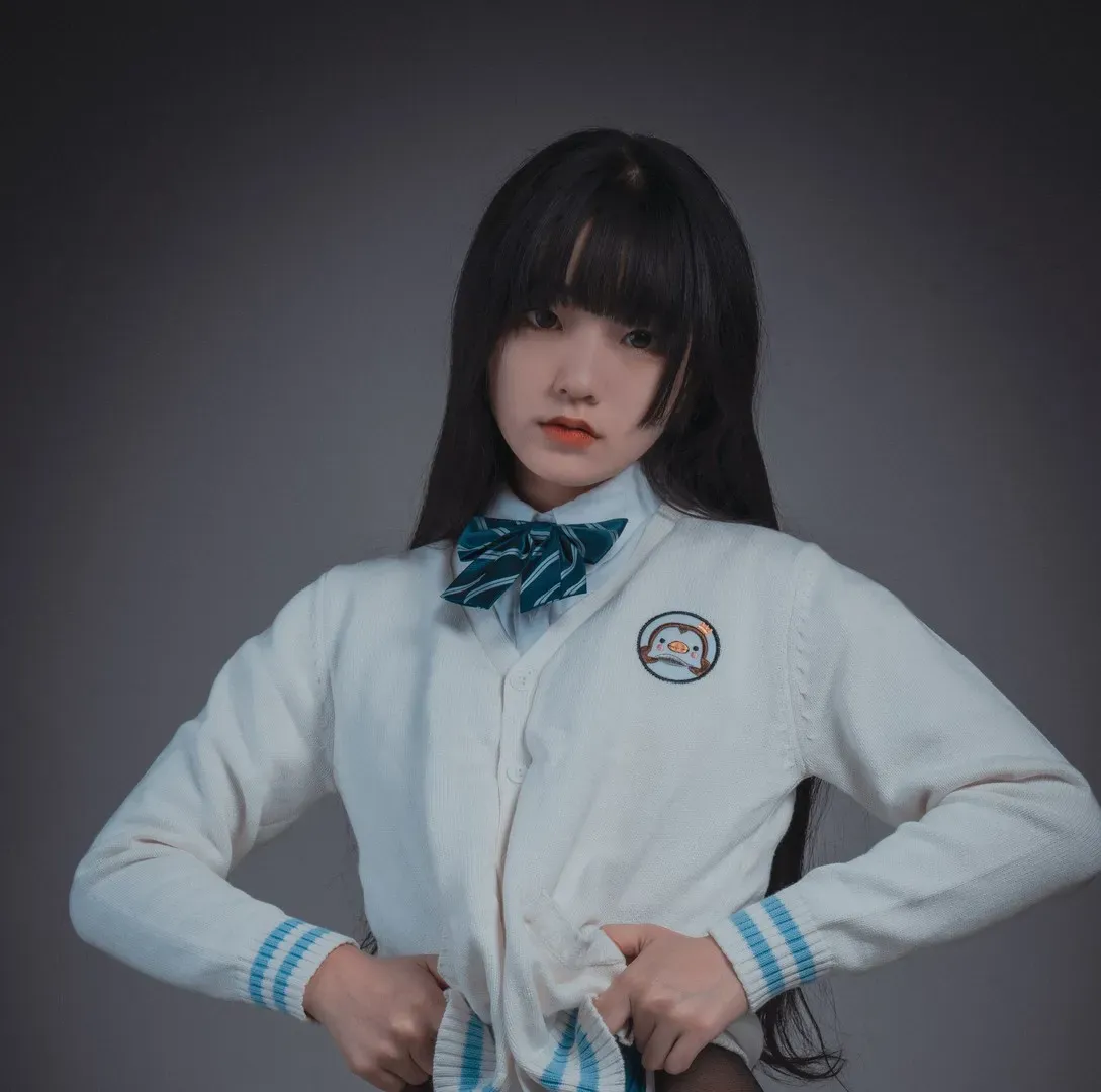 JeongJenny(정제니)海外Coser JeongJenny正面造型照片，黑色长发搭配白色制服服装，呈现角色化视觉风格