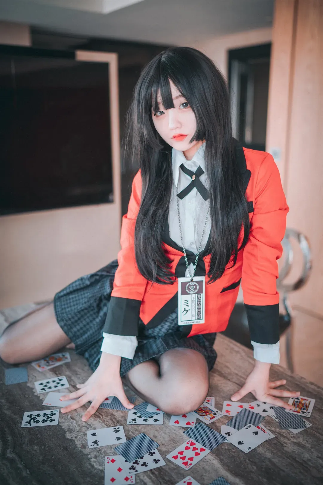 JeongJenny(정제니)海外Coser JeongJenny角色照片，红色外套搭配黑色裙装，坐姿构图展现室内场景