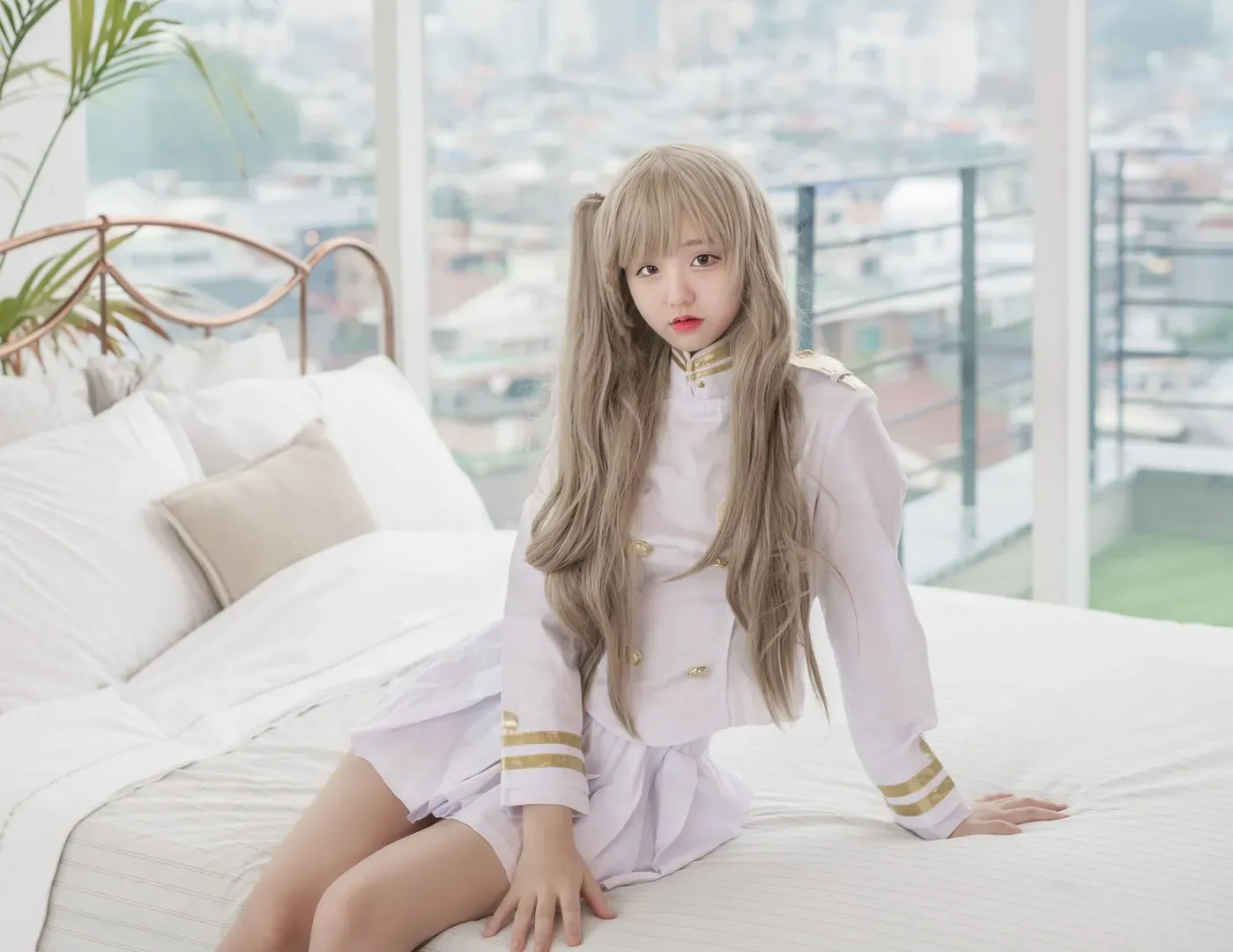 JeongJenny(정제니)海外Coser JeongJenny浅色服装照片，金色长发造型与明亮室内背景结合