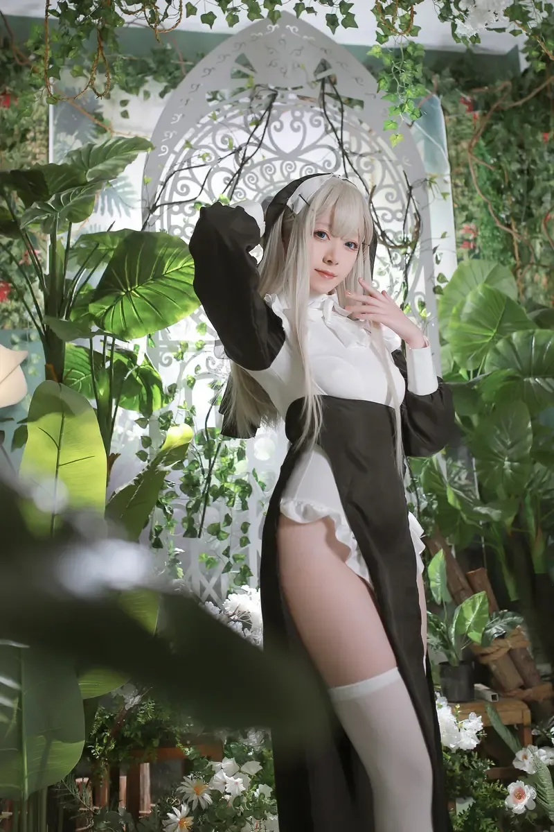 Koby cosplay海外Coser Koby黑白Cosplay服装造型,植物背景中的主题人像照片