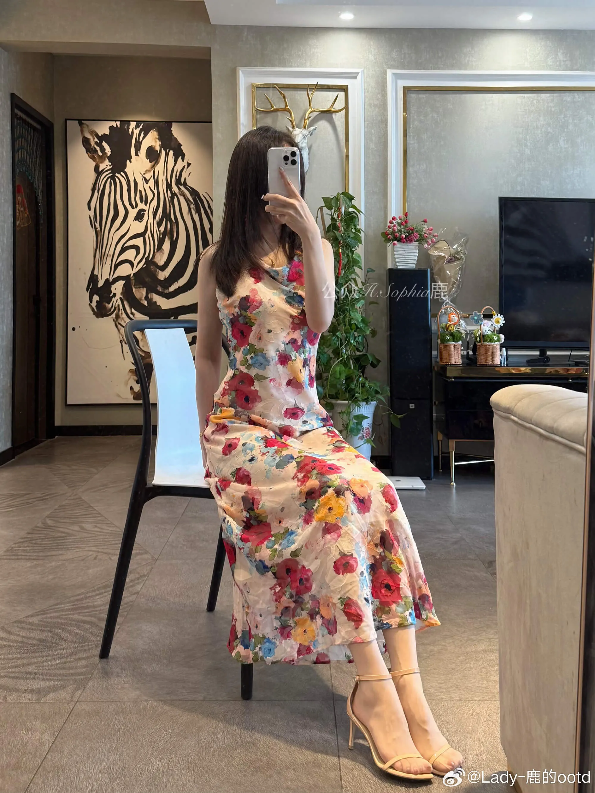 Lady鹿的ootd海外Coser Lady鹿的ootd花色连衣裙室内写真造型
