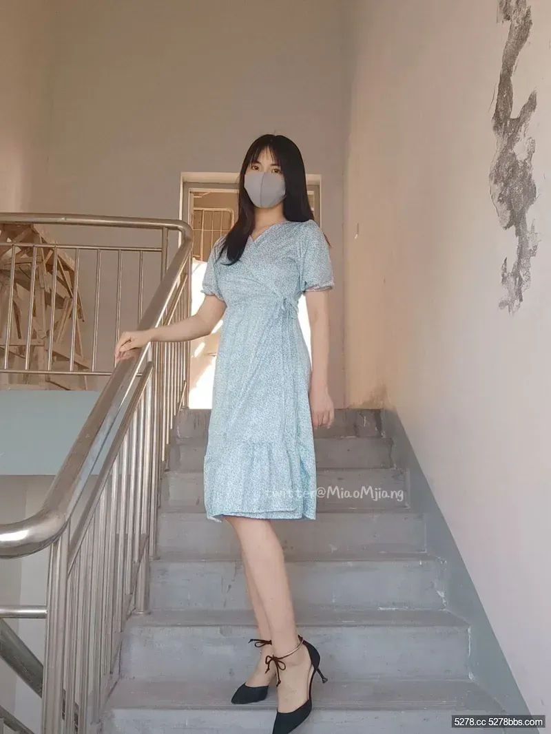 Miao喵酱 cosplay海外Coser Miao喵酱浅色连衣裙造型照片