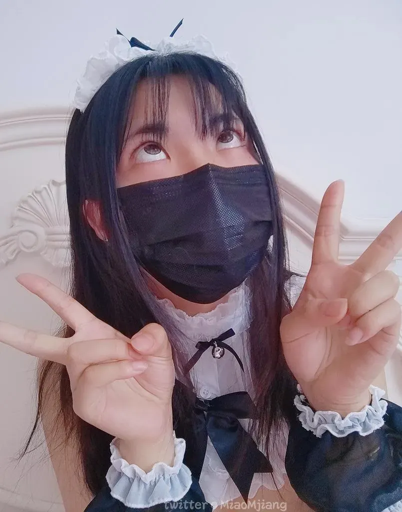 Miao喵酱 cosplay海外Coser Miao喵酱黑白角色服装近景照片