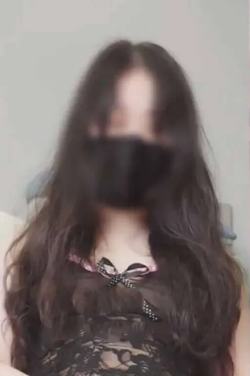 MomoYih海外Coser MomoYih深色服装造型照片，长发搭配室内背景