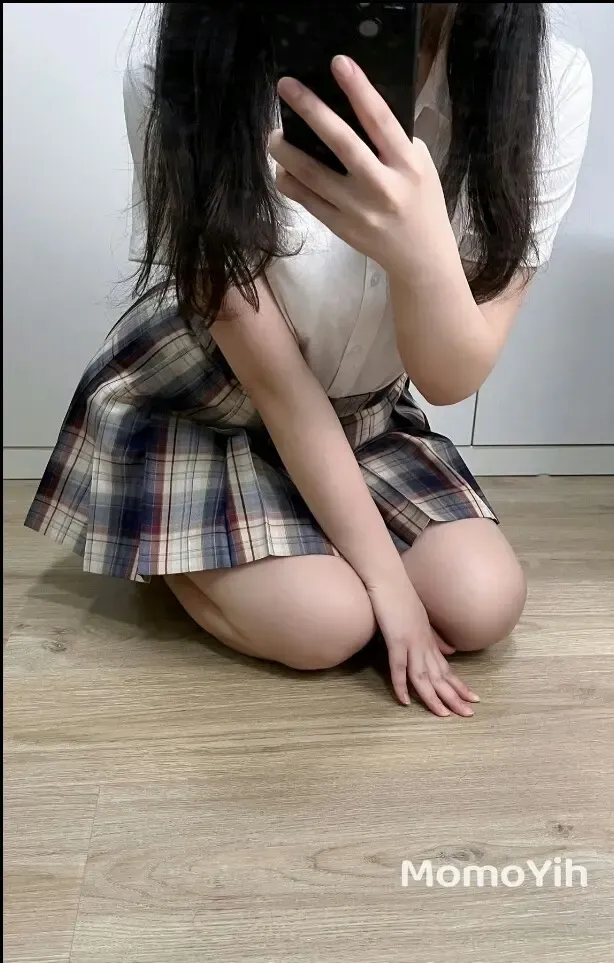 MomoYih海外Coser MomoYih室内造型照片，深色头发与浅色环境形成对比