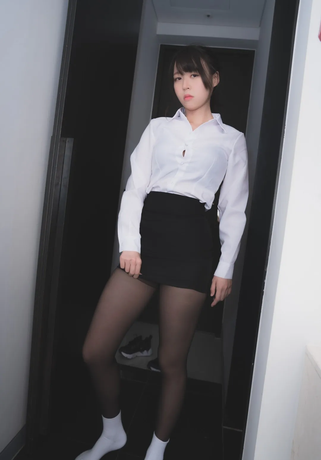 Mozzi(모찌)海外Coser Mozzi(모찌)白衬衫黑裙造型照片