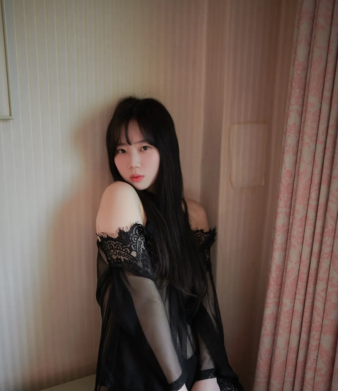Myu_a(뮤아)海外Coser Myu_a(뮤아)黑色服装与室内背景构成的低光人像照片