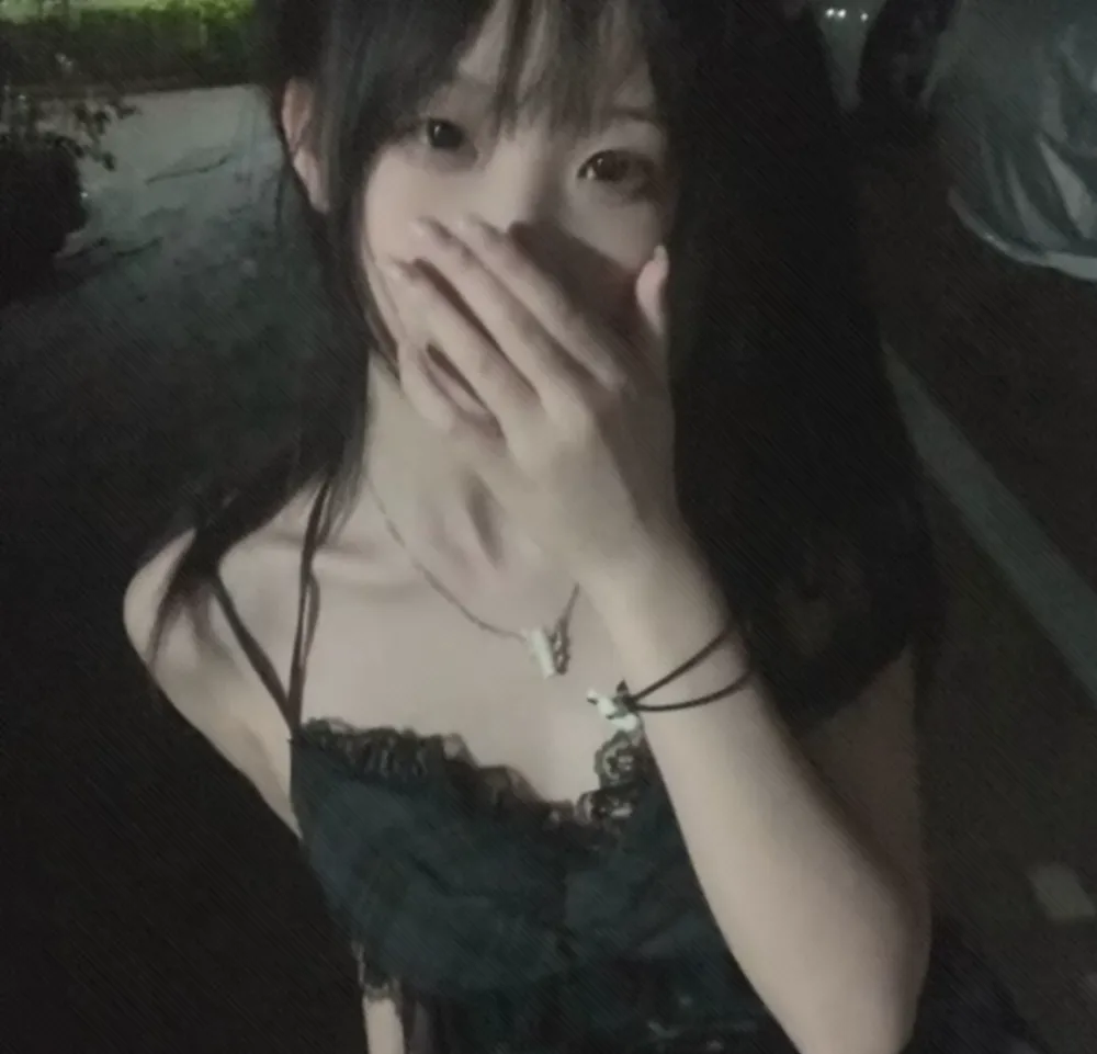 困困熊白色服装与黑色搭配照片