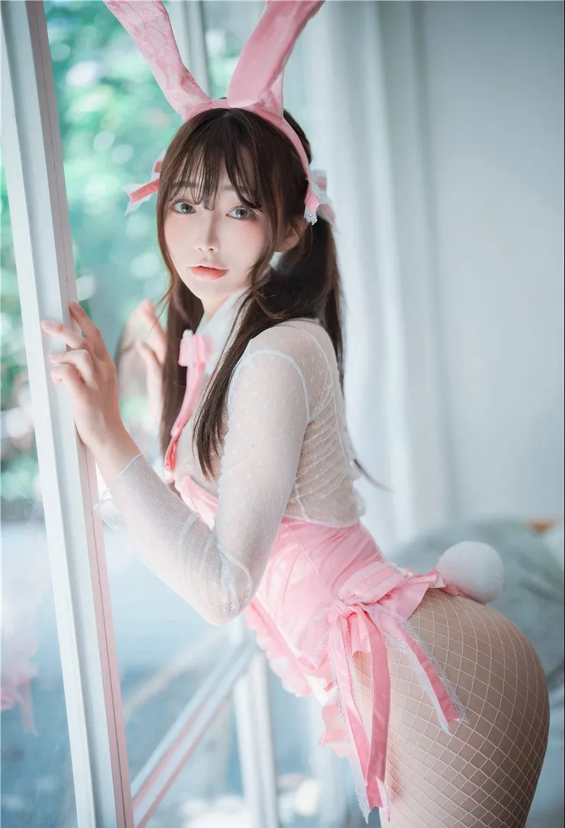 Newbom海外Coser Newbom白色主题造型照片，长发与室内暗色背景形成反差