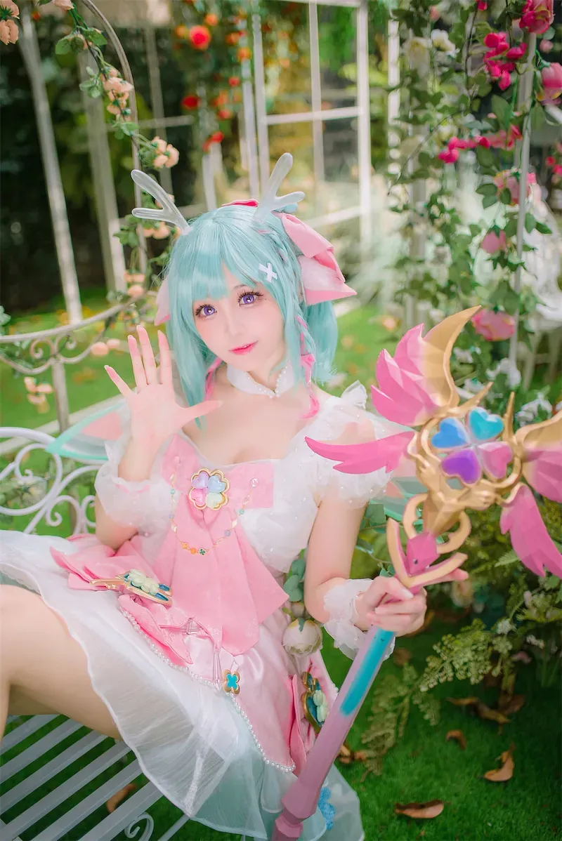 PAKI酱 cosplay海外Coser PAKI酱粉色角色服装与花园背景照片