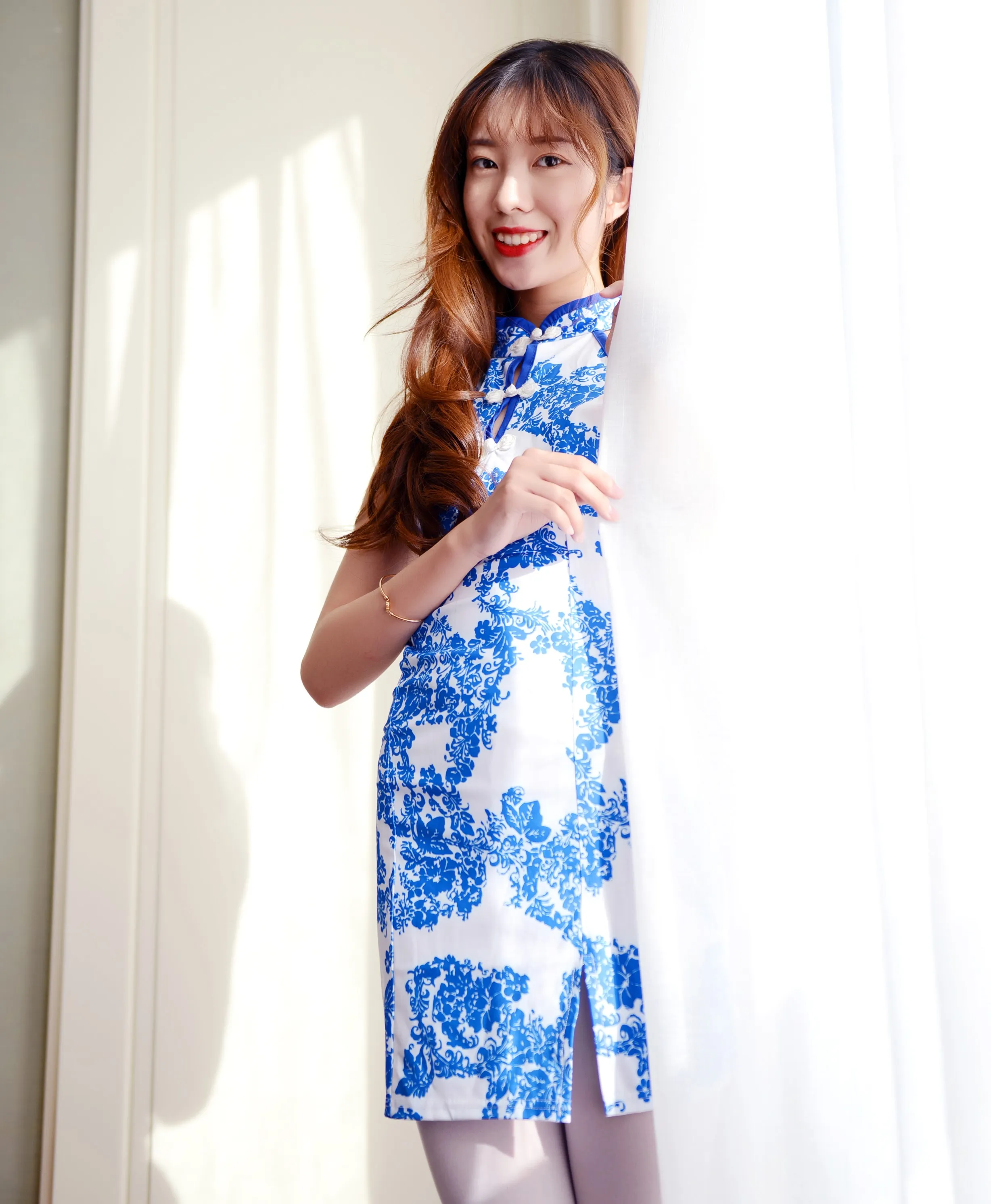 PANS盘丝洞海外 蓝白色传统风格服装人物站立造型