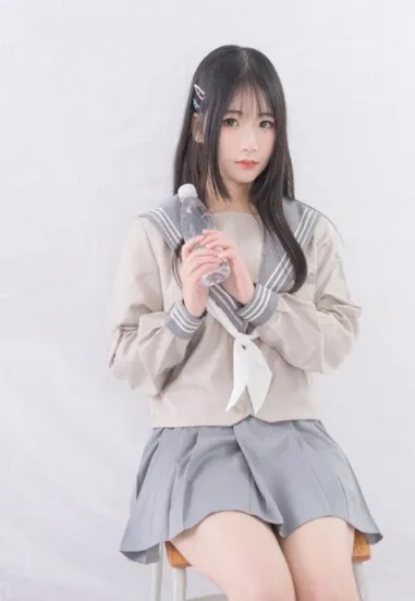 轻兰映画 cosplay海外 轻兰映画公开造型图，人物穿着浅色服饰坐于简洁背景环境中