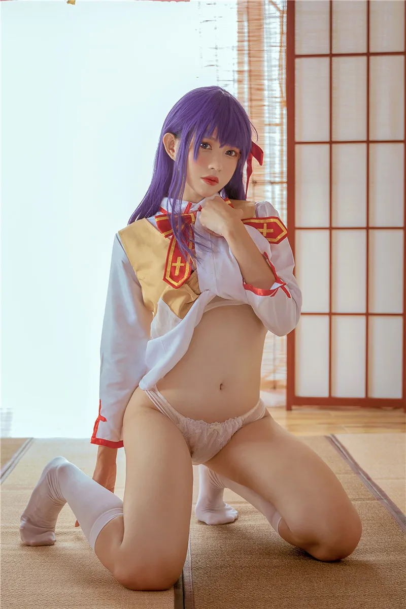 PingPing海外Coser 红色服装造型照片，人物坐姿位于画面中央位置