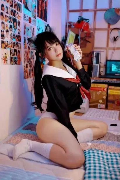 PingPing海外Coser 紫色长发造型照片,展示角色风格服装与室内环境