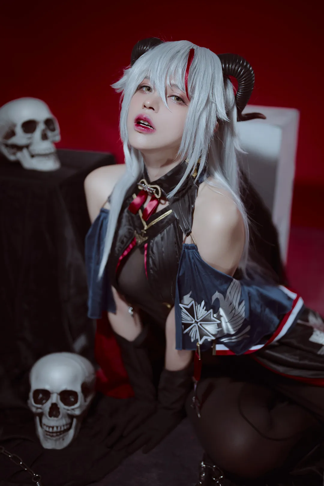 PingPing海外Coser PingPing粉色服装造型照片,可见浅绿色长发与黑色裙装元素