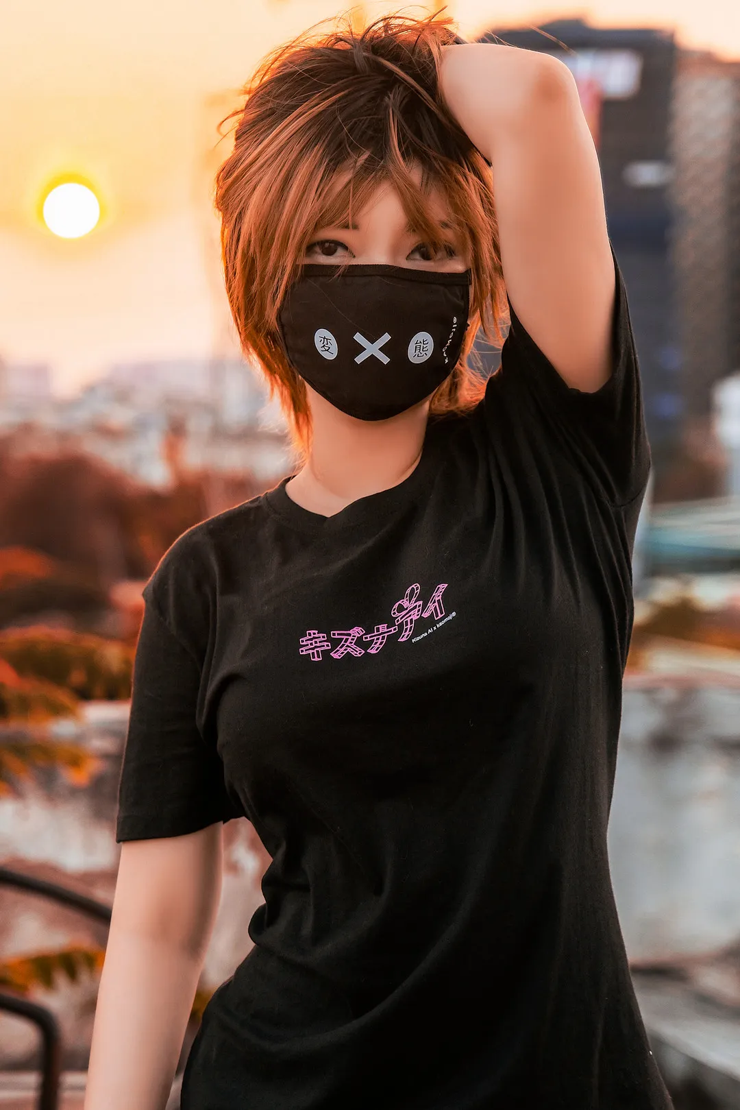 PotatoGodzilla cosplay PotatoGodzilla蓝白格纹服装坐姿照片