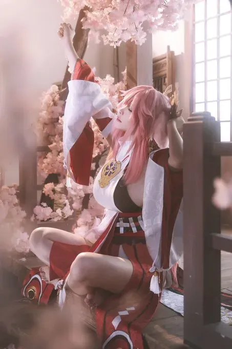 Rina cosplay海外 Rina 粉色服装搭配花景背景的室内造型照片