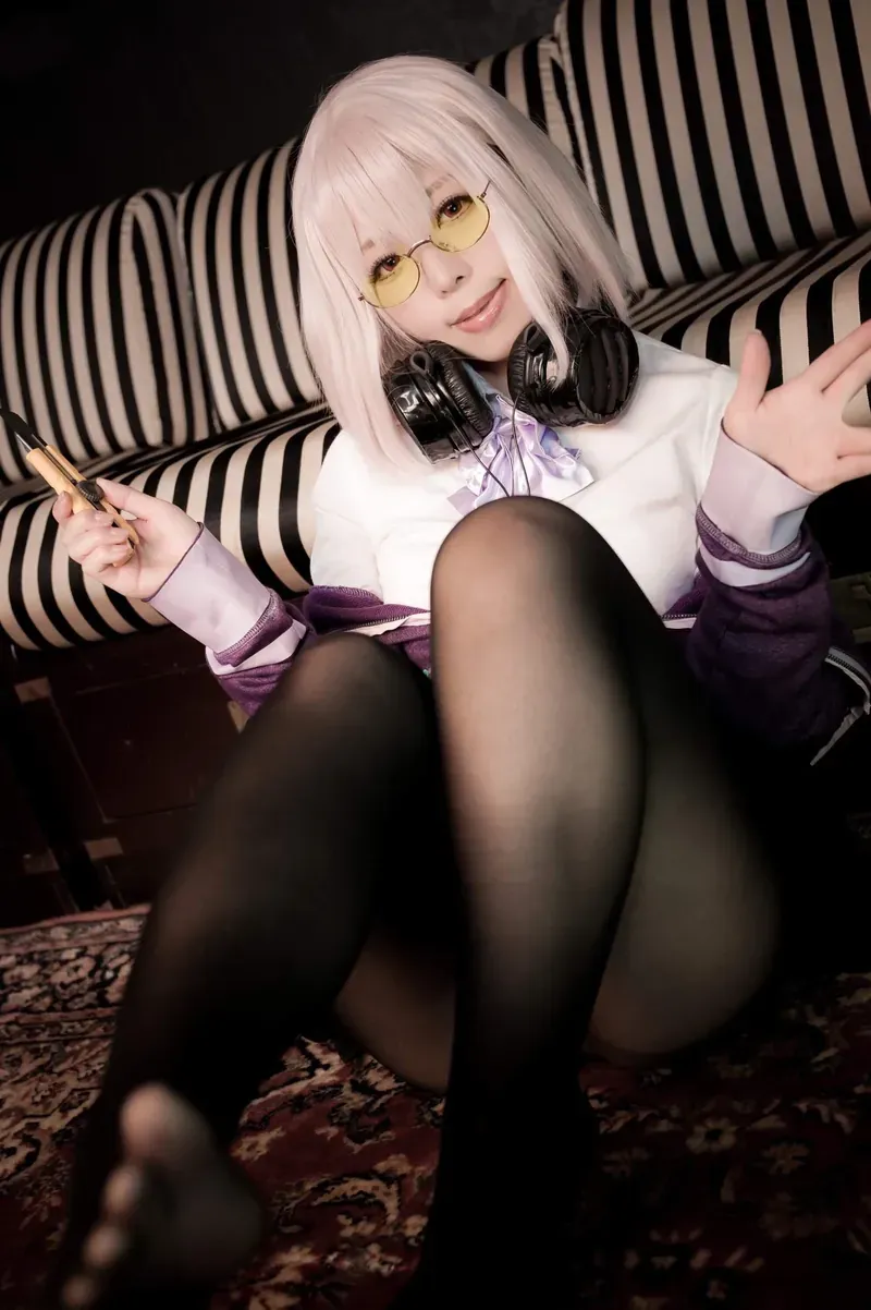 Rizuna cosplay 海外Coser Rizuna 生活风格照片，黑色长发搭配灰色服装坐姿构图