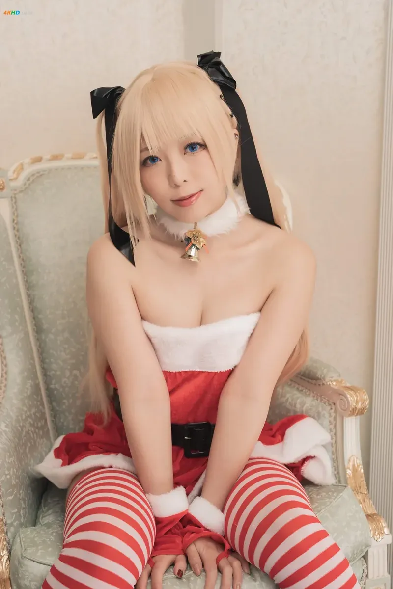 Rizuna cosplay 海外Coser Rizuna 白色主题造型照片，浅色服饰与柔和环境光效果