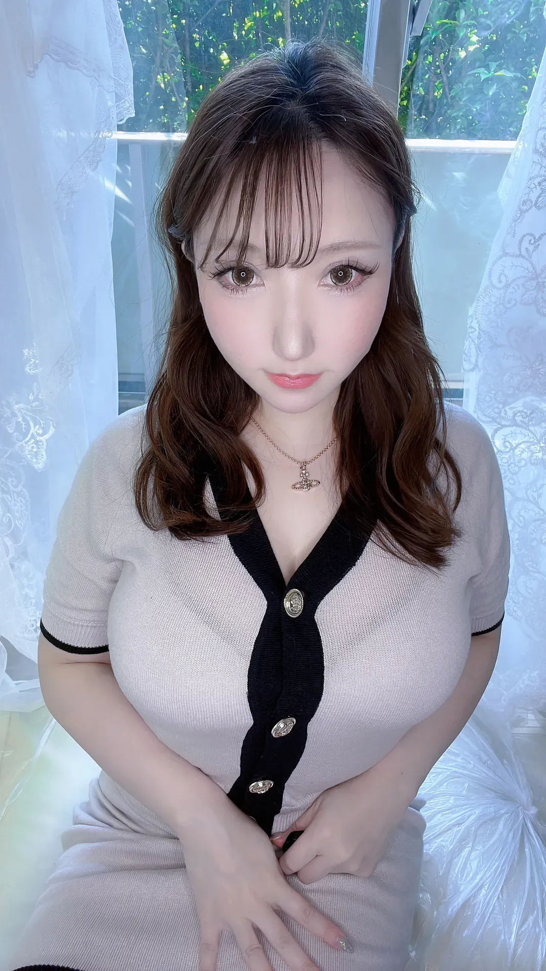 SAKU(サク) Japanese coser SAKU(サク)暖色室内背景与白色服装造型照片