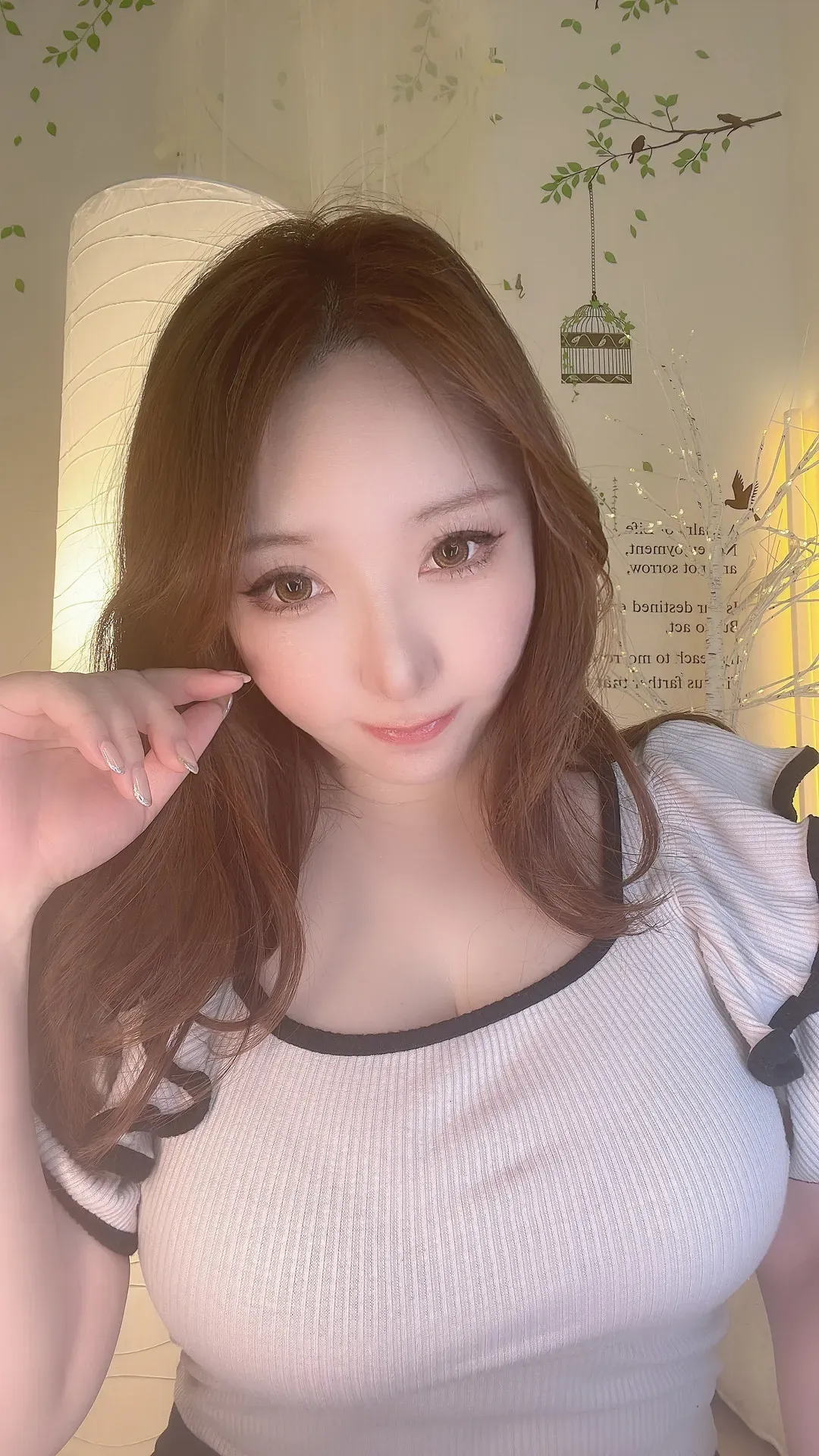 SAKU(サク) Japanese coser SAKU(サク)棕色头发与白色服装室内人像照片
