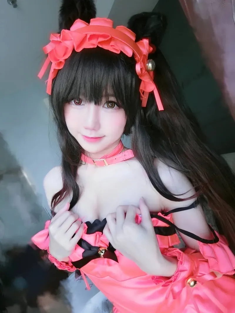 SallyDorasnow海外Coser SallyDorasnow 黑色兔女郎服装搭配室内背景光线照片