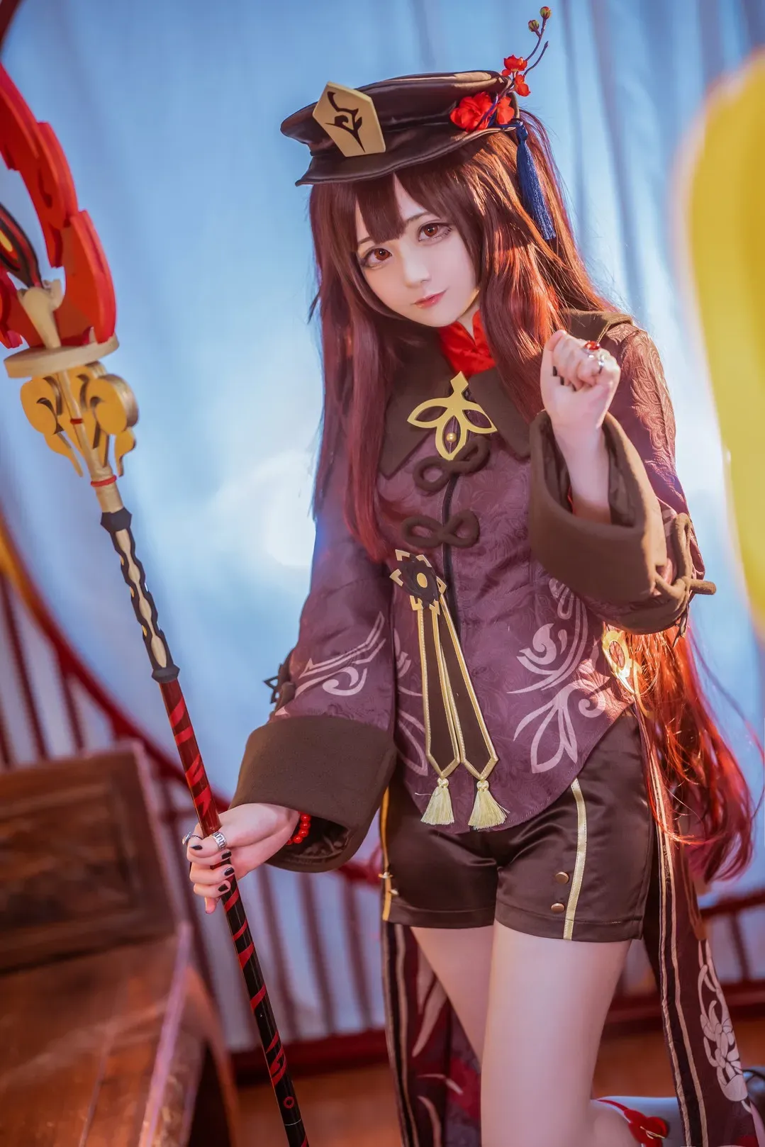 Sayako cosplay海外Coser Sayako角色扮演照片,棕色长发搭配游戏角色服装和帽饰,展示角色造型