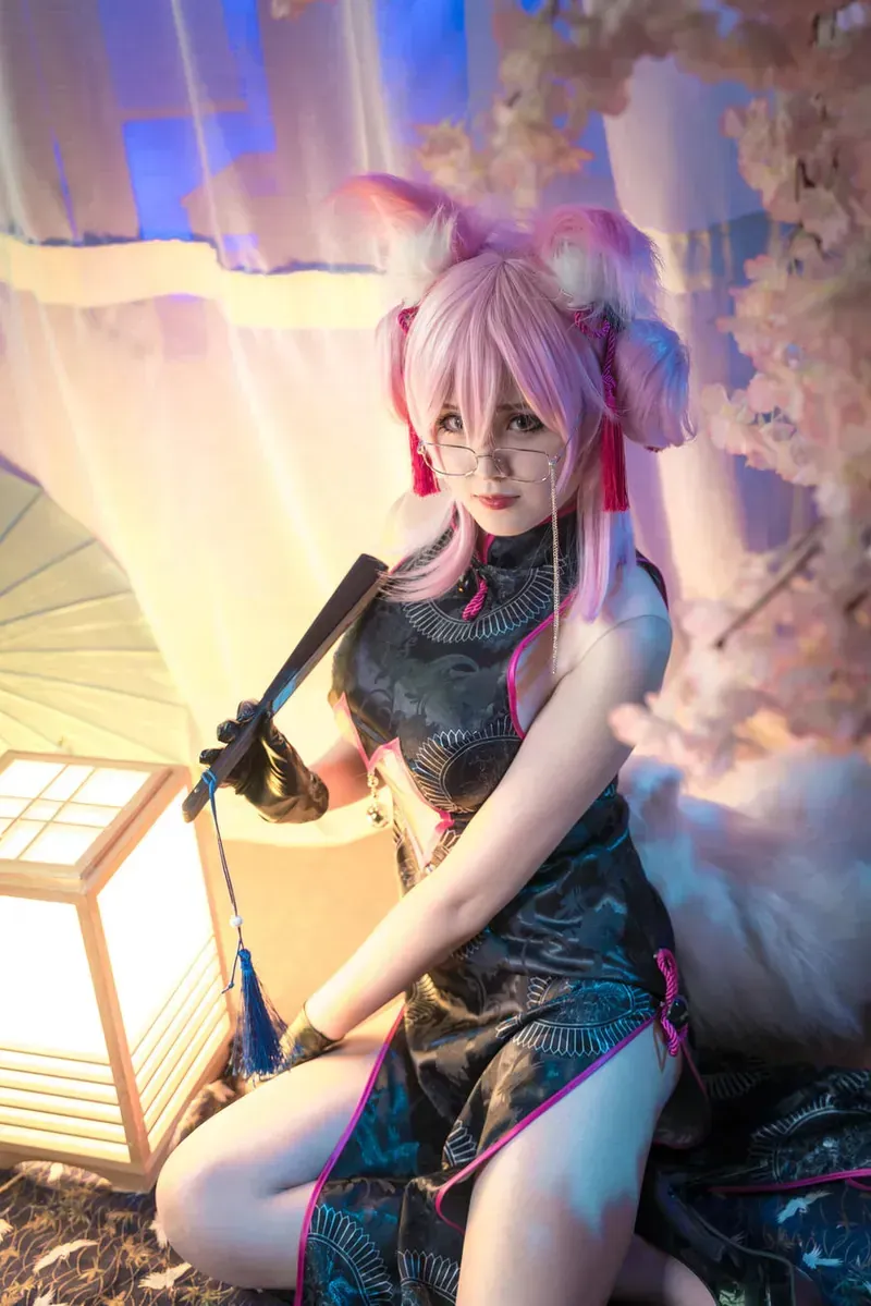 Sayako cosplay海外Coser Sayako角色扮演照片,白色假发搭配深色服装,彩色光线营造幻想风格