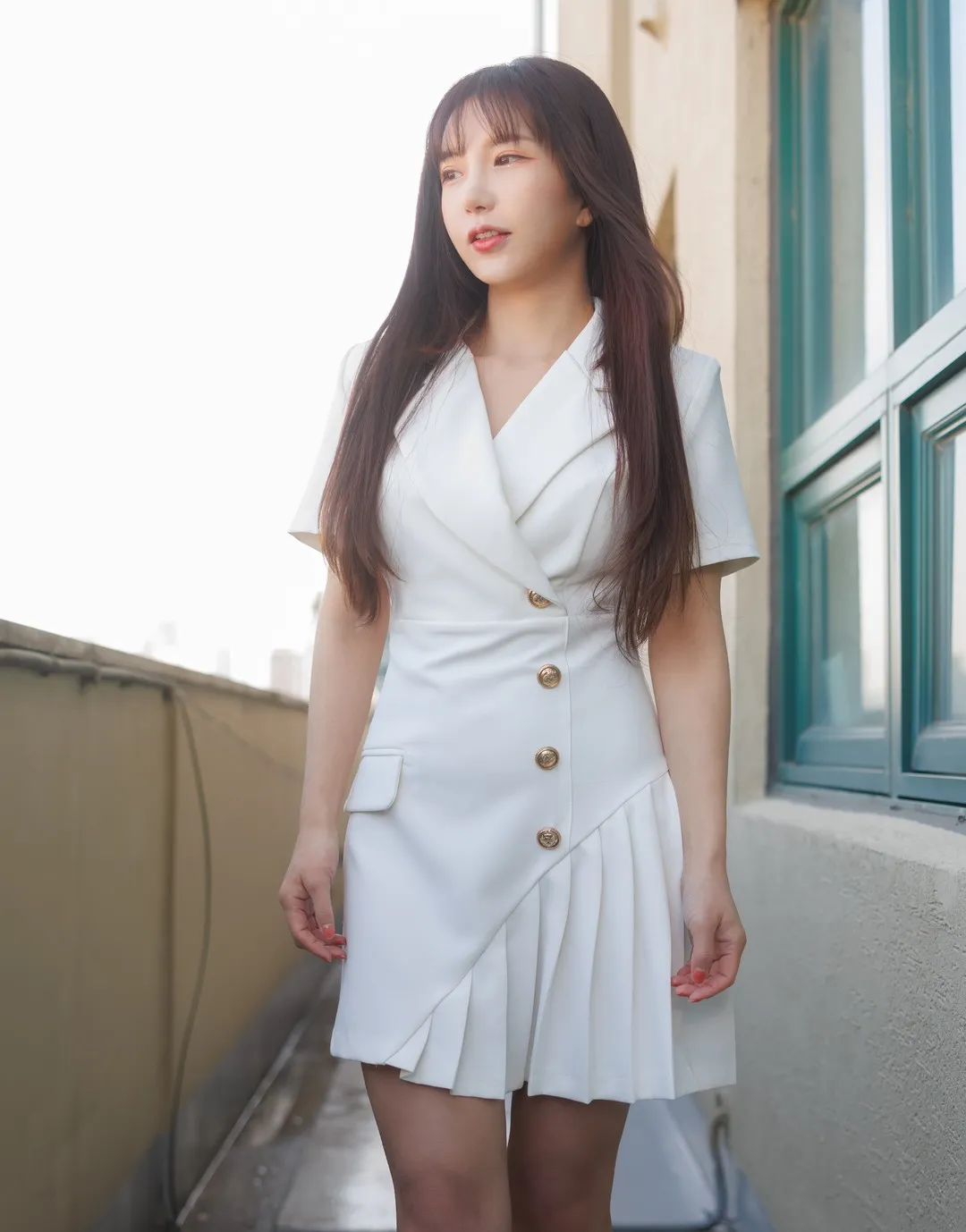 Seoyool(서율)海外Coser Seoyool(서율)身穿白色服装站立于建筑空间中的照片