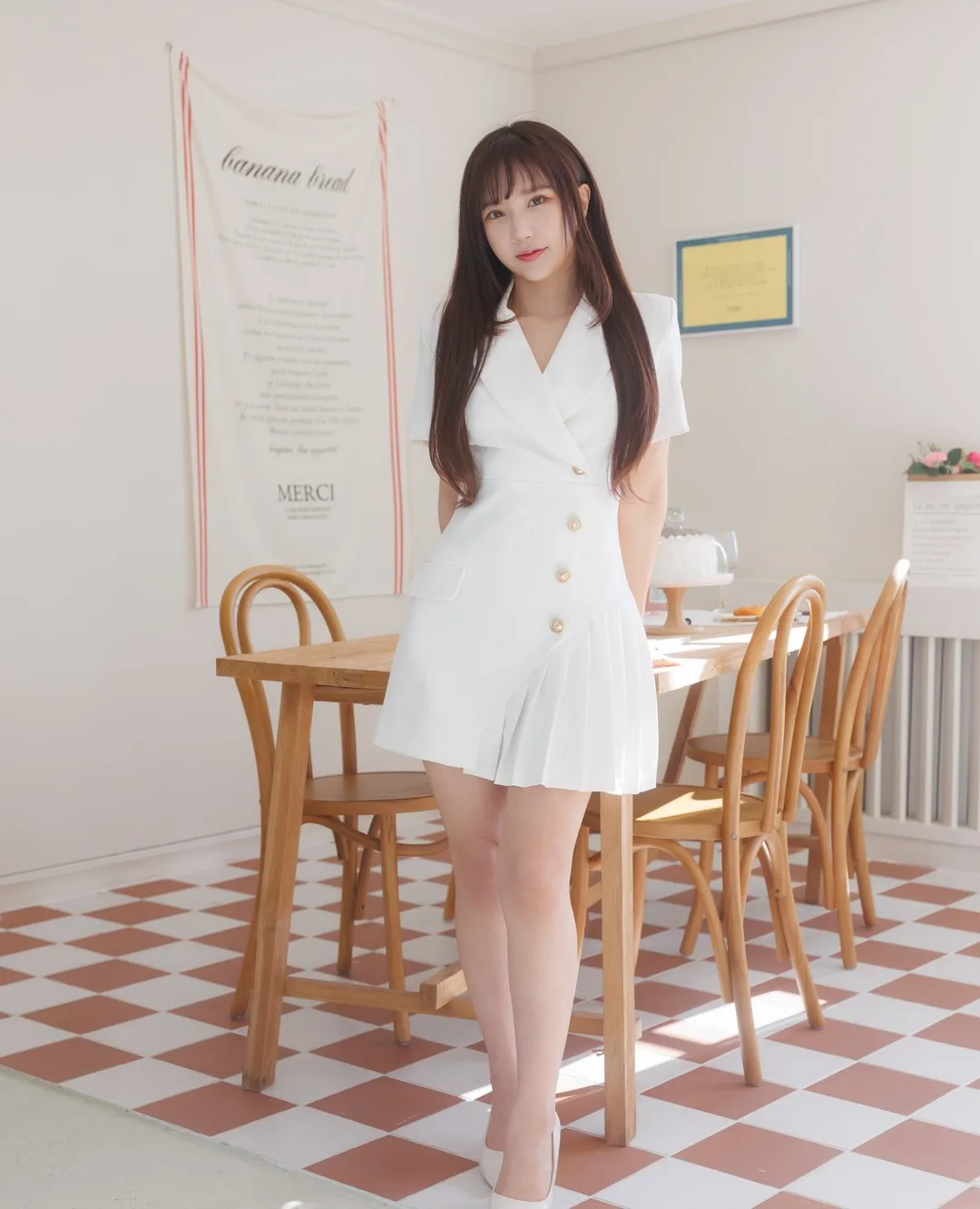 Seoyool(서율)海外Coser Seoyool(서율)在室内明亮环境中展示白色裙装造型的照片