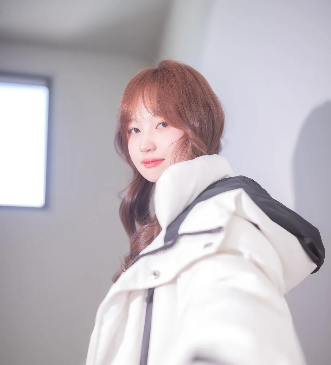 Sia(시아)海外Coser Sia(시아)浅色外套明亮场景照片