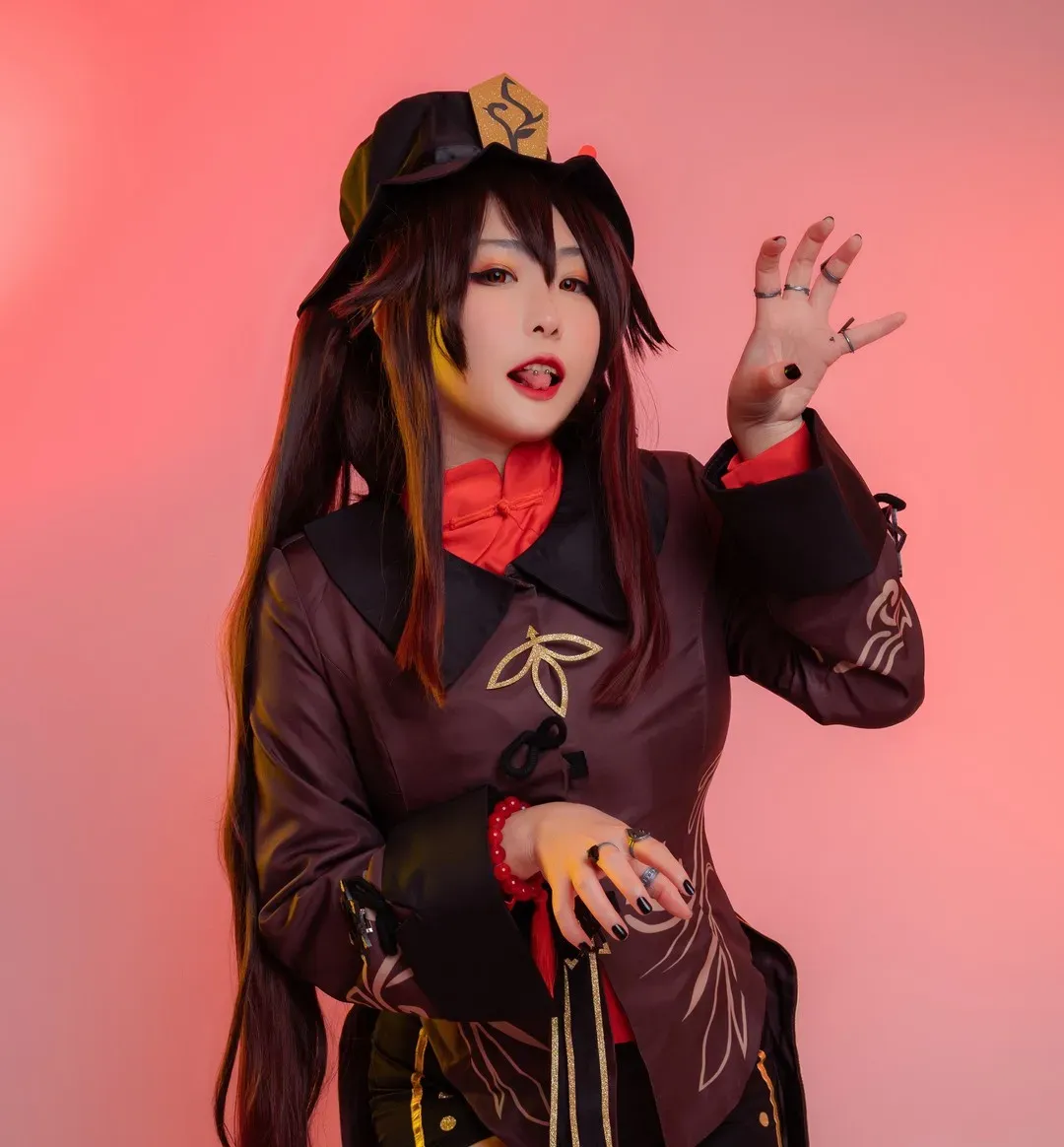 Sunnyvier黑红色角色服装搭配长发造型的cos自拍