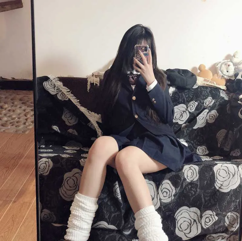 小蔡头喵喵喵海外名称与作品 小蔡头喵喵喵cosplay写真视觉图集导读 小蔡头喵喵喵公开图片中可见深色服装和室内背景