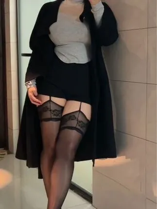 大晴暴脾气海外Coser 深色外套搭配浅色内搭的室内造型照片，呈现空间层次