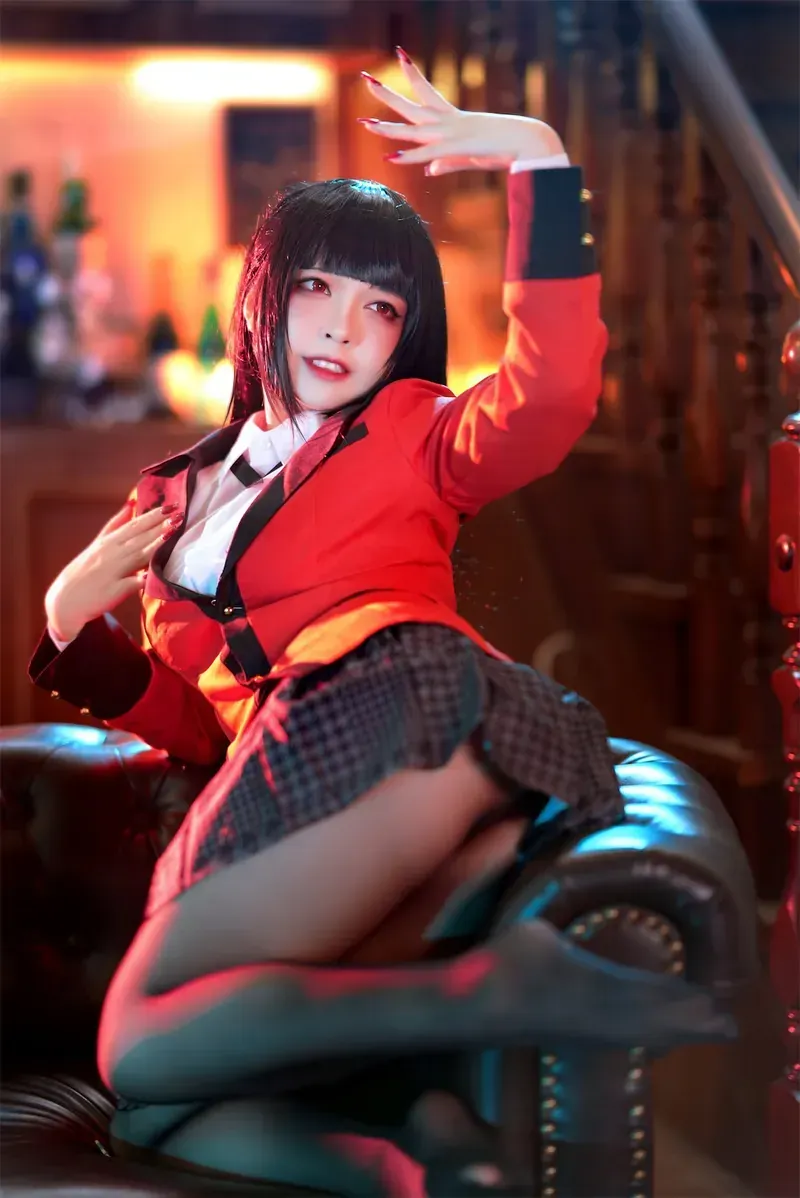 Yeri 海外Coser Yeri 红色服装坐姿与手臂动作照片