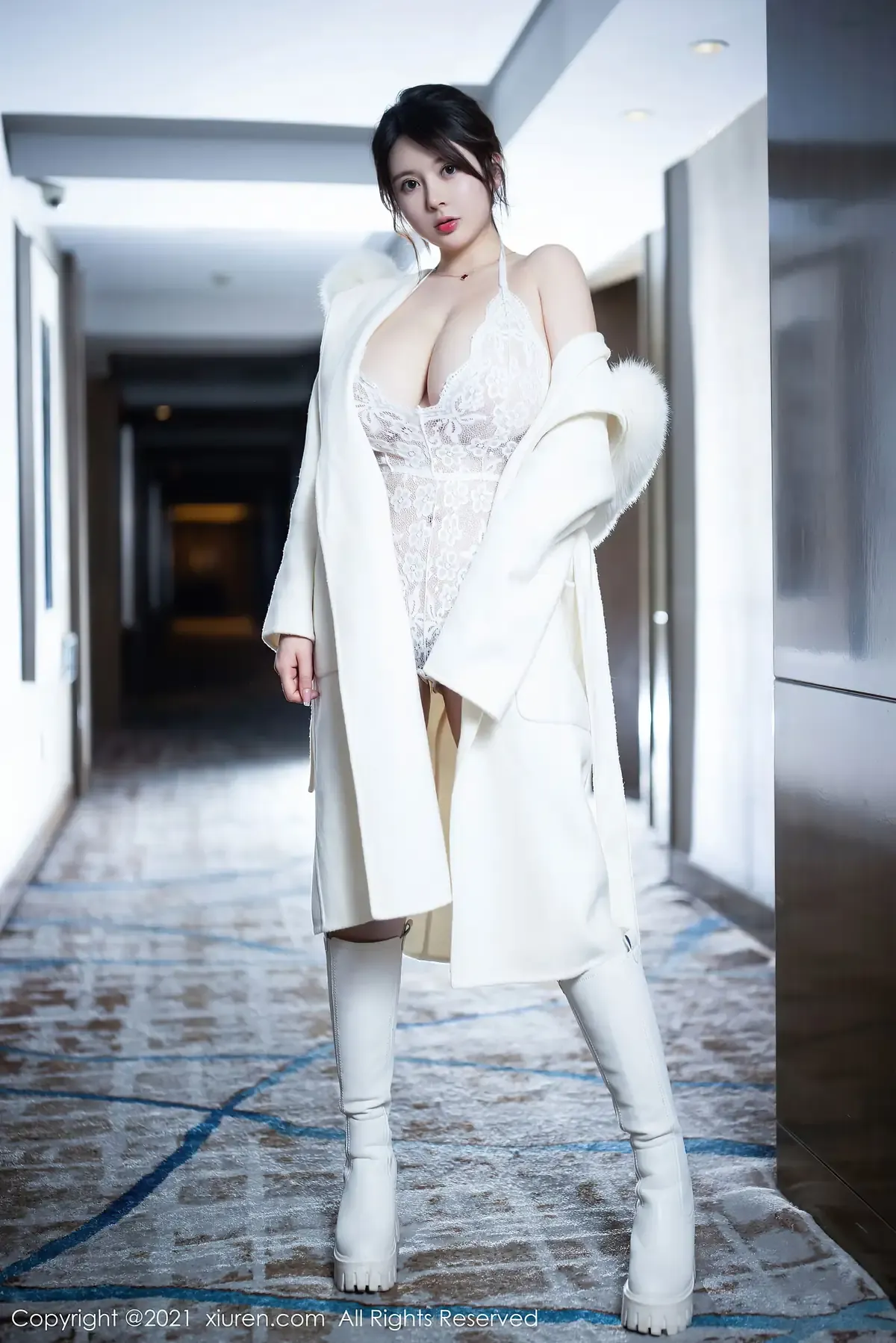 Yeri 海外Coser Yeri 白色服装与室内背景照片