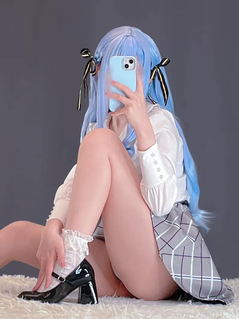 Ayame cosplay海外Coser Ayame cosplay照片，蓝色长发假发配合白色服装和手机遮挡面部