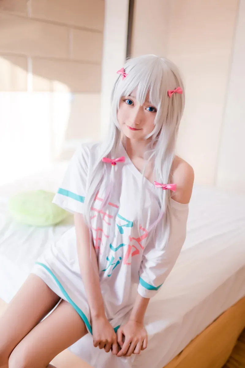 阿雪雪 cosplay海外Coser 阿雪雪白色假发粉色发饰cosplay室内照片