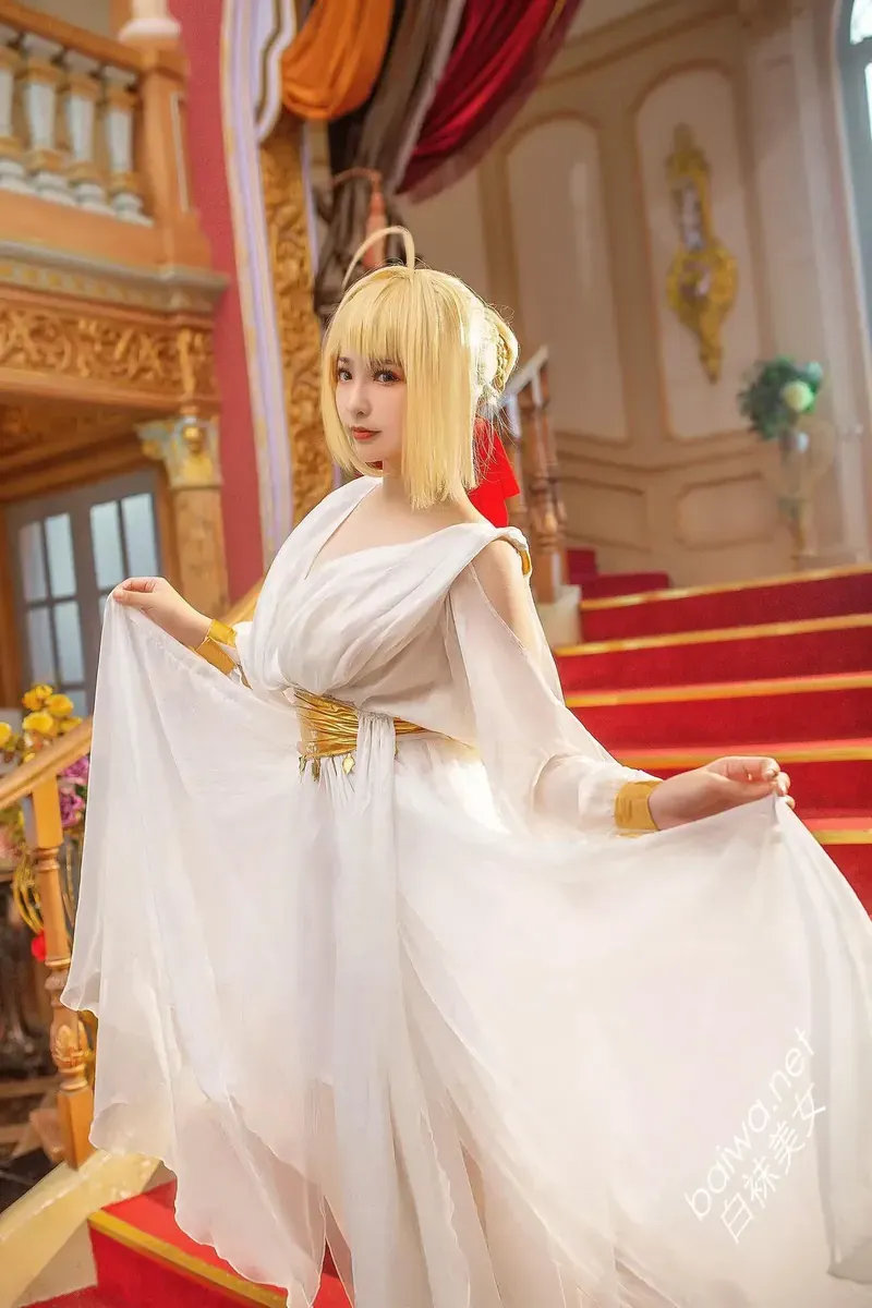 绫Aya cosplay海外Coser 白色礼服Cosplay造型场景照片