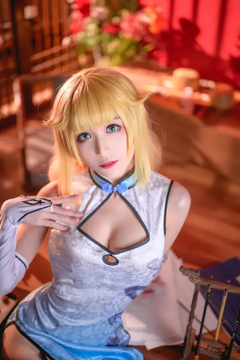 Tomoyo酱海外Coser Tomoyo酱金色短发Cosplay造型，暖色背景与角色服装细节