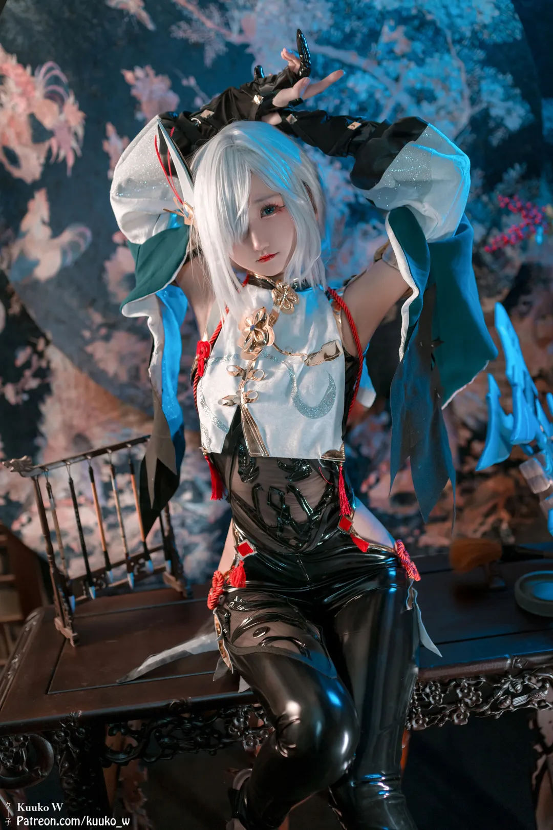 KuukoW海外Coser KuukoW白发幻想Cosplay造型,黑白服装与蓝色背景光线
