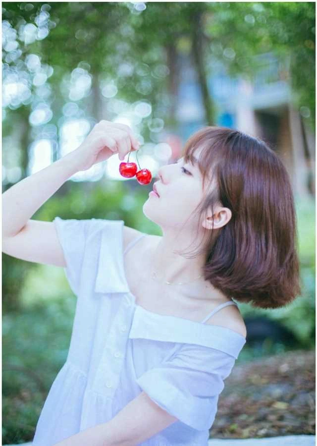 爱丽莎 cosplay海外 白色服装人物侧身姿态与户外背景照片
